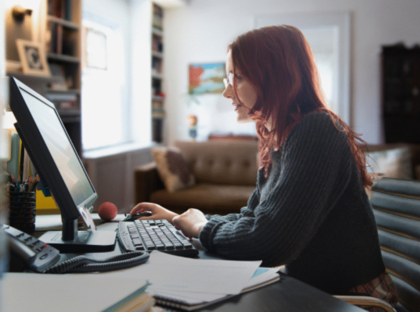 Maiores Erros ao Tentar Fazer Renda Extra (e Como Evitá-los) Pessoa focada trabalhando em casa para conquistar renda extra com organização e mentalidade positiva.