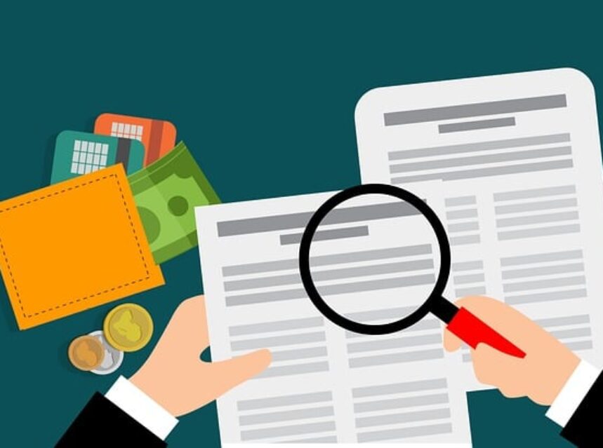Empréstimo Pessoal no Banco: Como Funciona, Vantagens e Riscos Pessoa analisando empréstimo pessoal no banco