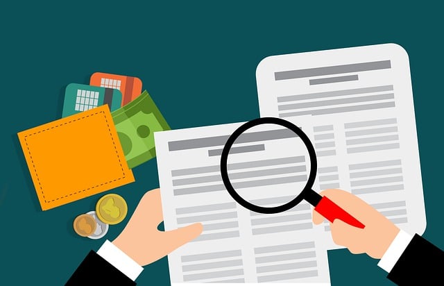 Pessoa analisando empréstimo pessoal no banco