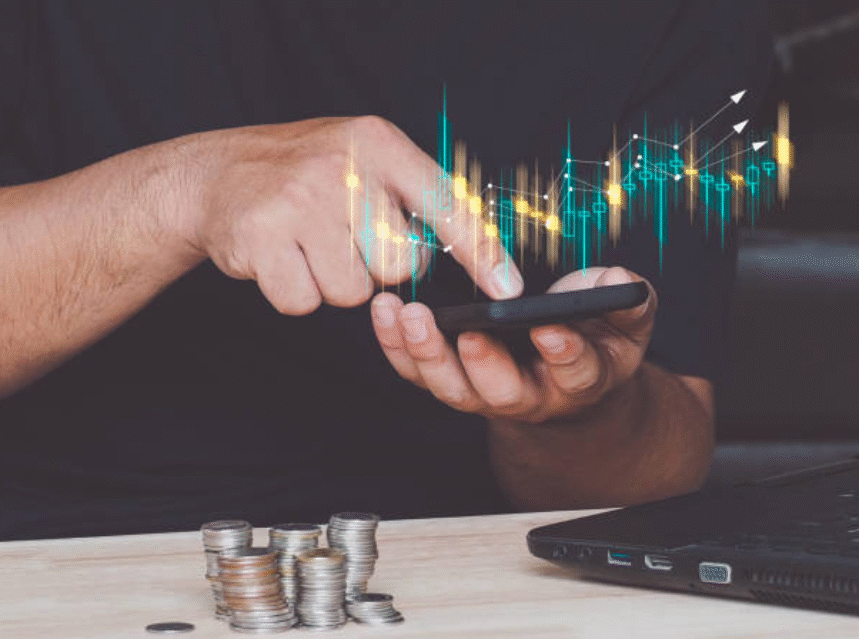 Investimentos para iniciantes: onde começar com pouco dinheiro? Pessoa iniciando investimentos com pouco dinheiro no celular