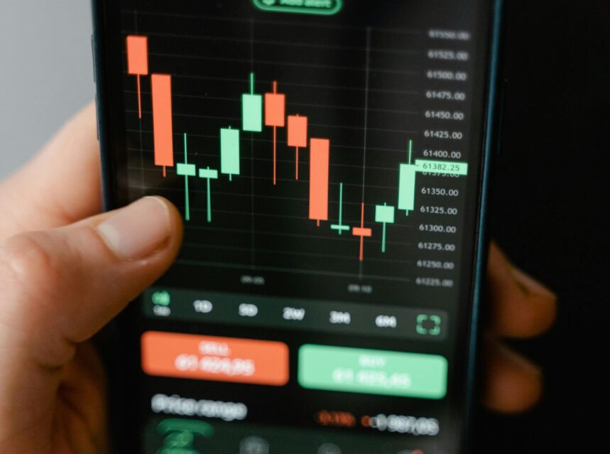 Por que usar aplicativos para organizar finanças em 2025? Tela de celular com aplicativos para organizar finanças abertas